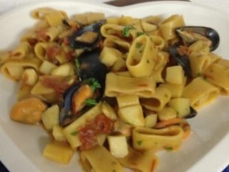 Pasta e patate con pomodori secchi e cozze