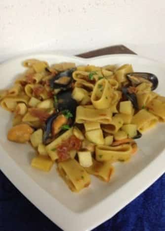 Pasta e patate con pomodori secchi e cozze